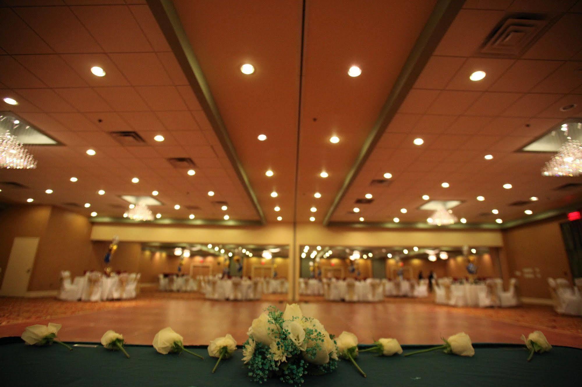 E Hotel Banquet & Conference Center Edison Restaurang bild